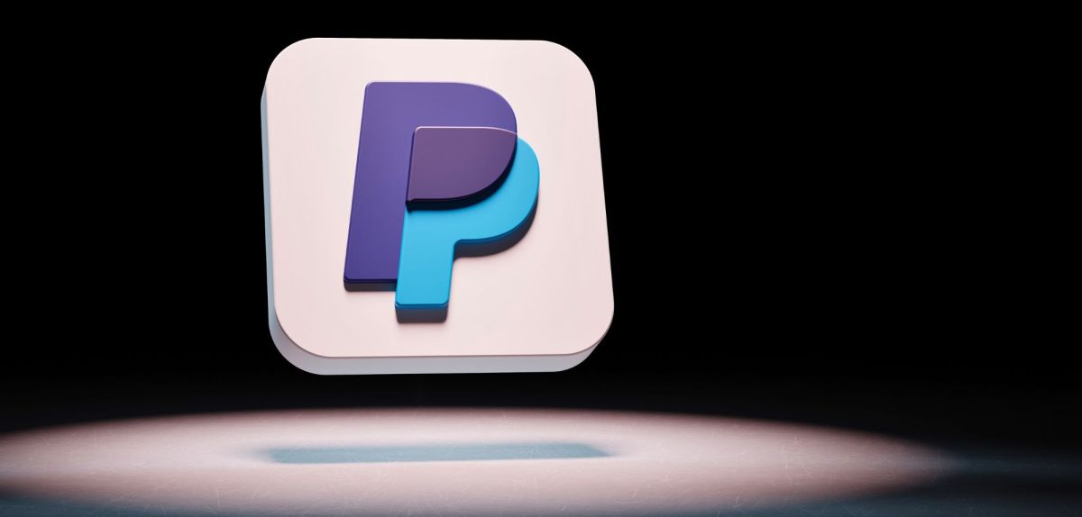 PayPal-Logo auf schwarzem Hintergrund