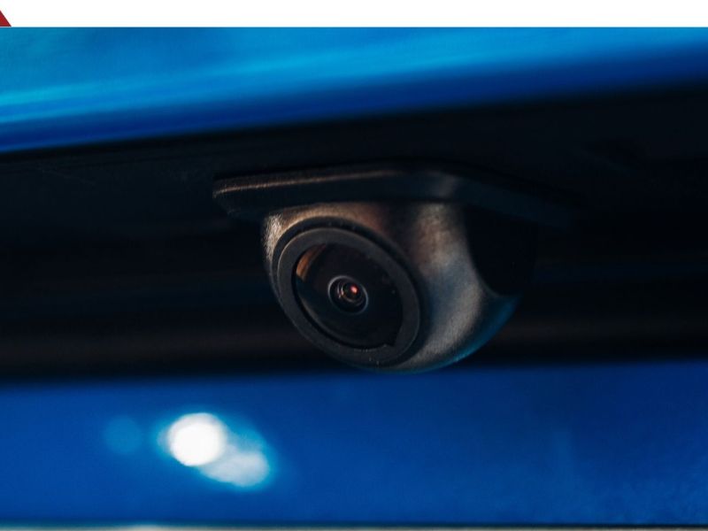 Rückfahrkamera am Heck eines blauen Autos