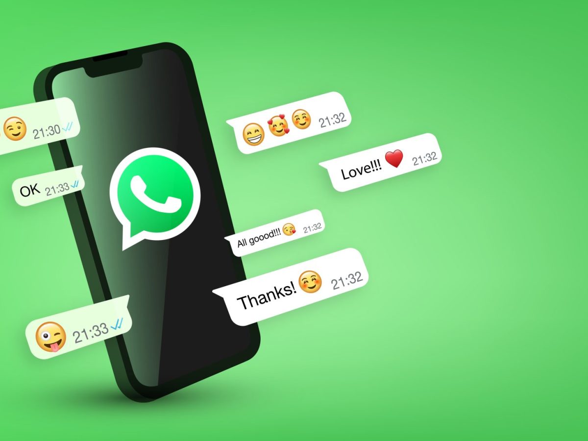 Auf einem Handy-Display wird das WhatsApp-Logo angezeigt. Daneben erscheinen mehrere Textnachrichten. Dahinter ist ein grüner Hintergrund zu sehen.