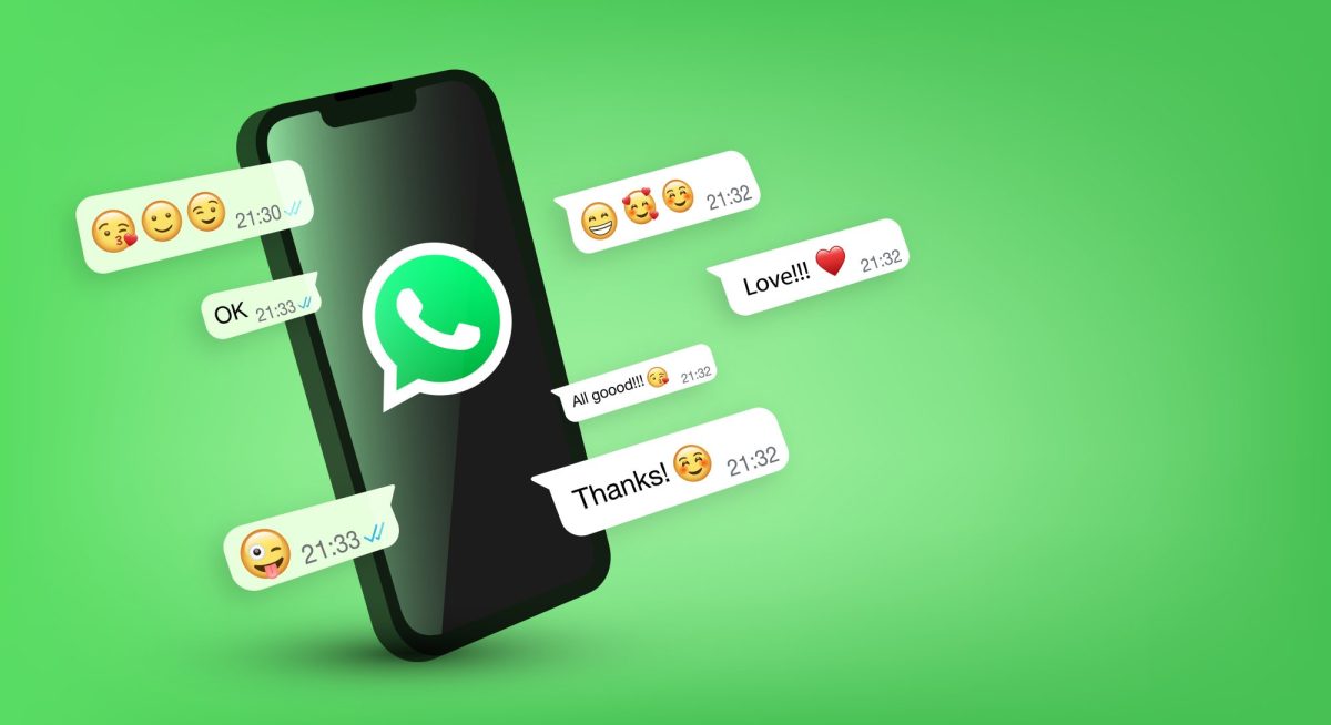 Auf einem Handy-Display wird das WhatsApp-Logo angezeigt. Daneben erscheinen mehrere Textnachrichten. Dahinter ist ein grüner Hintergrund zu sehen.