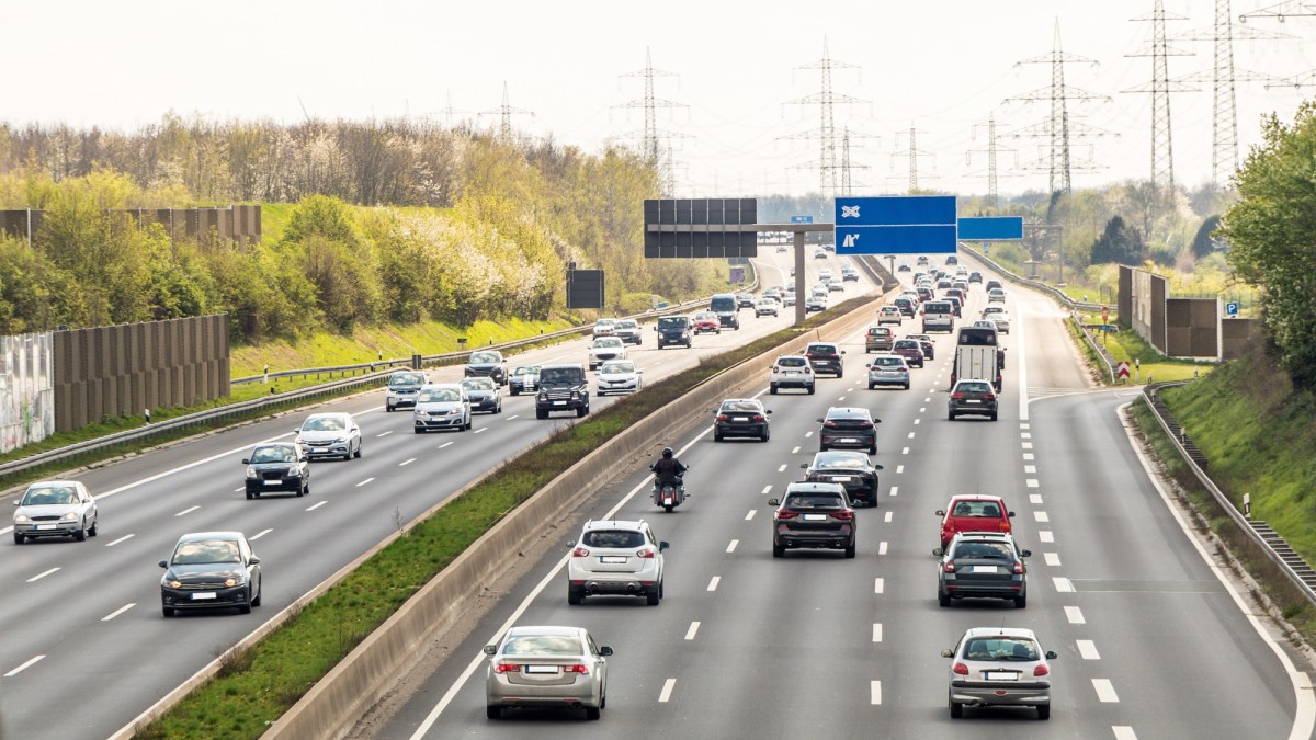 Autos fahren auf der Autobahn