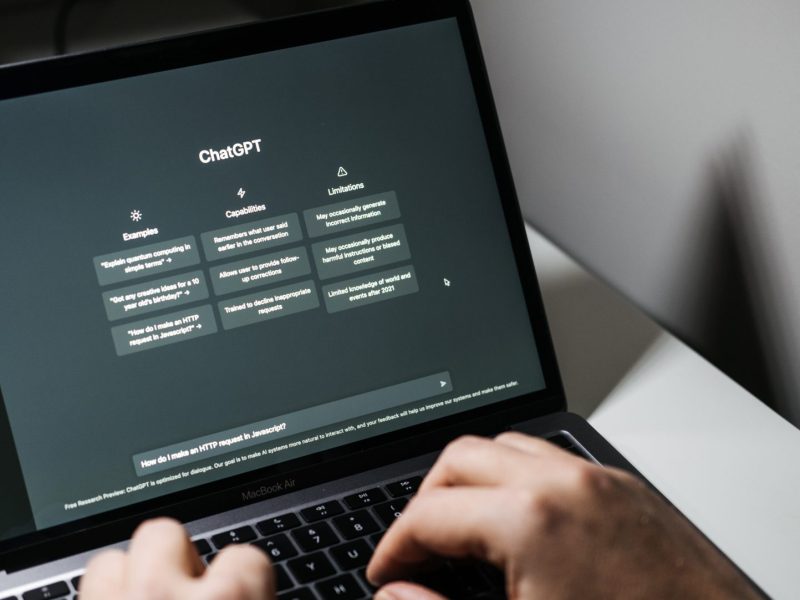 Hände bedienen ChatGPT am Laptop