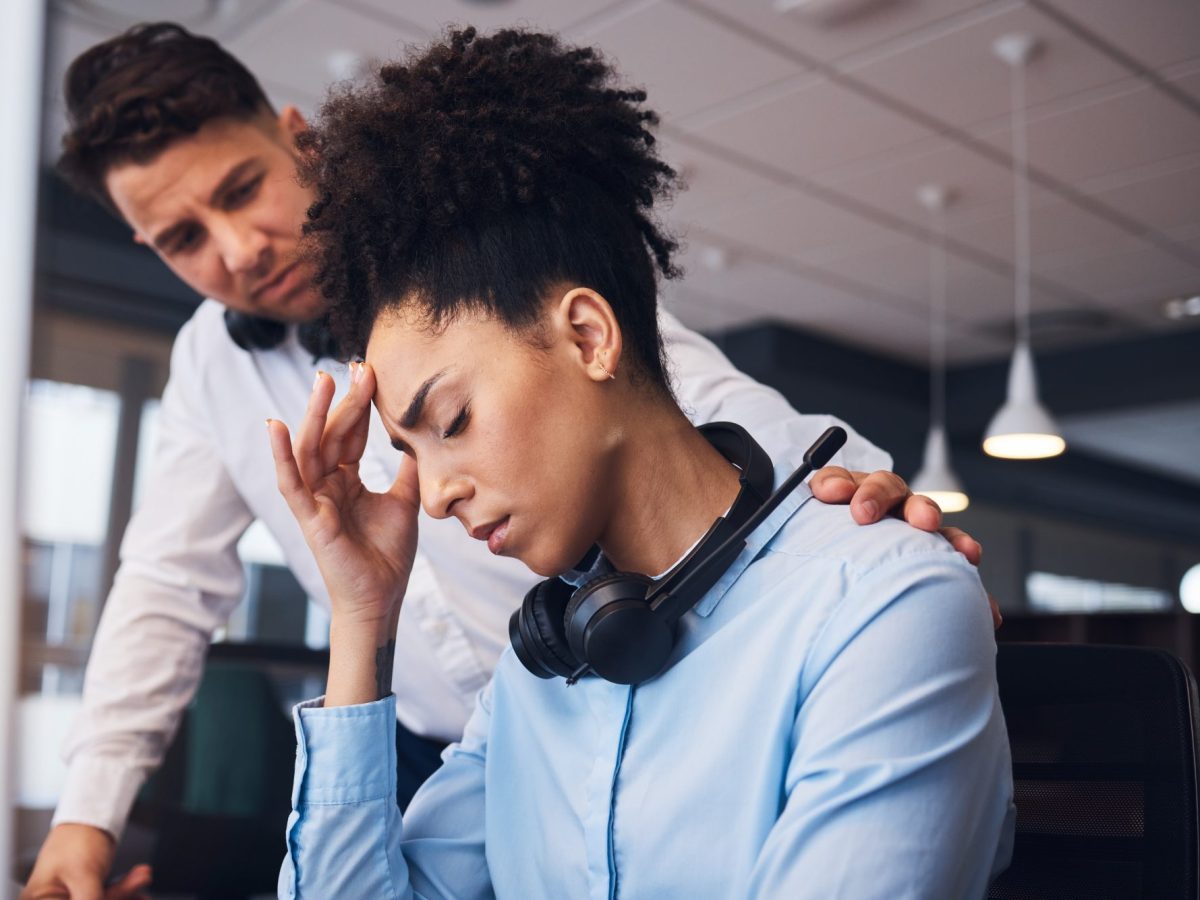 Frustrierte Callcenter-Mitarbeiterin wird vom Kollegen getröstet