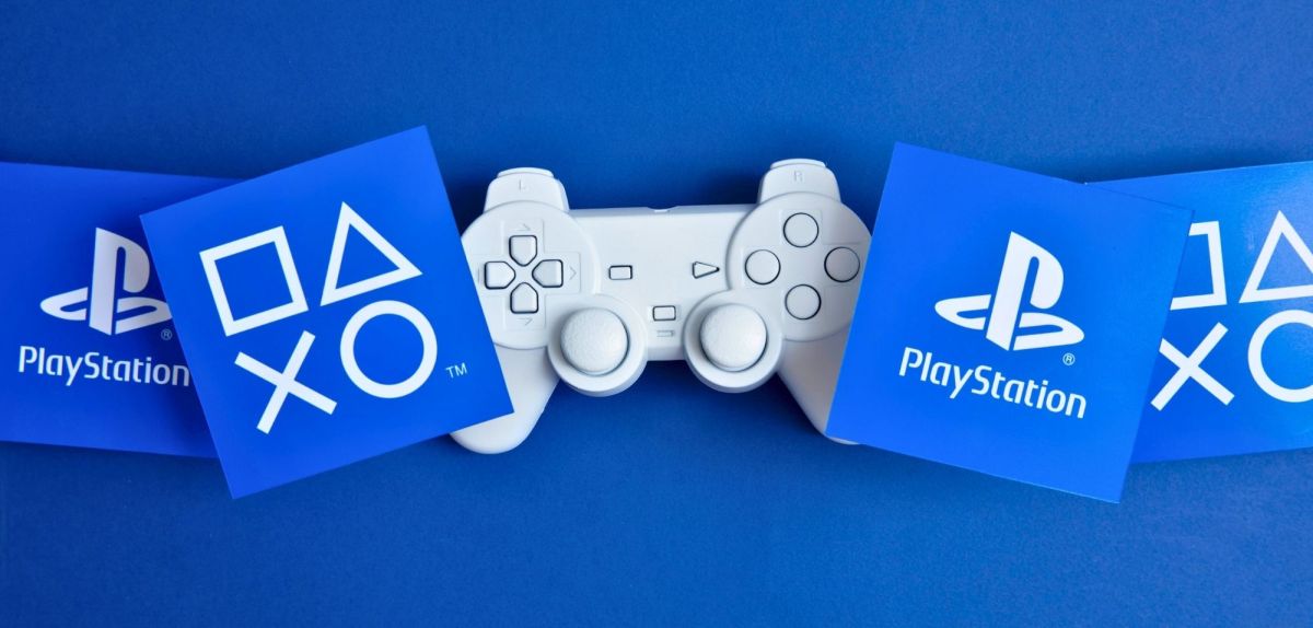 PlayStation-Controller mit Logos