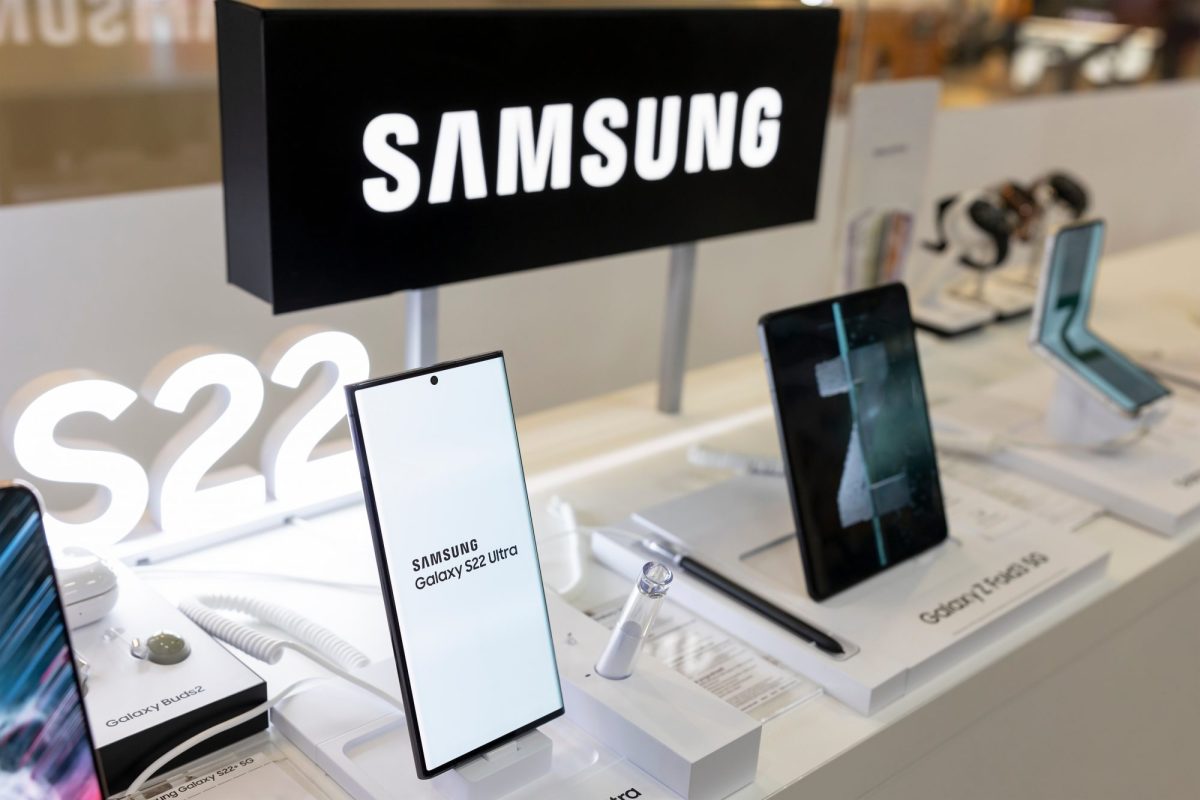 Verschiedene Samsung Galaxy-Handys werden in einer Auslage prÃ¤sentiert. DarÃ¼ber steht das Samsung-Logo.