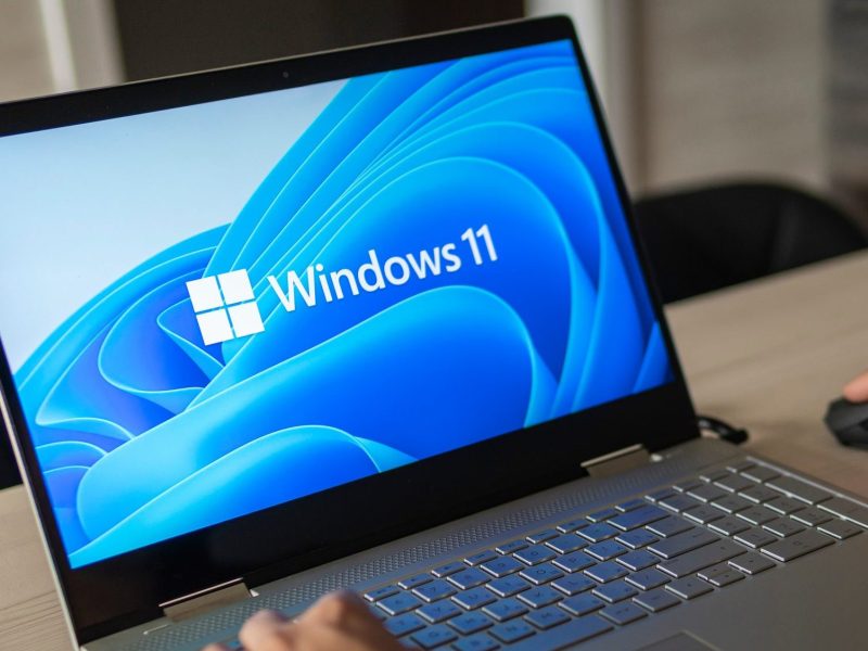 Windows 11-Logo auf einem Laptop.