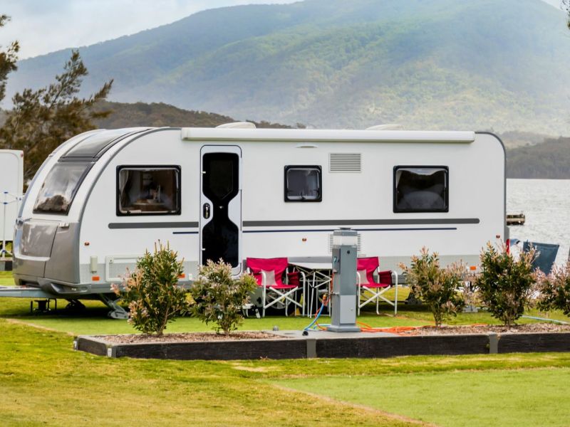 Wohnmobil auf Campingplatz.