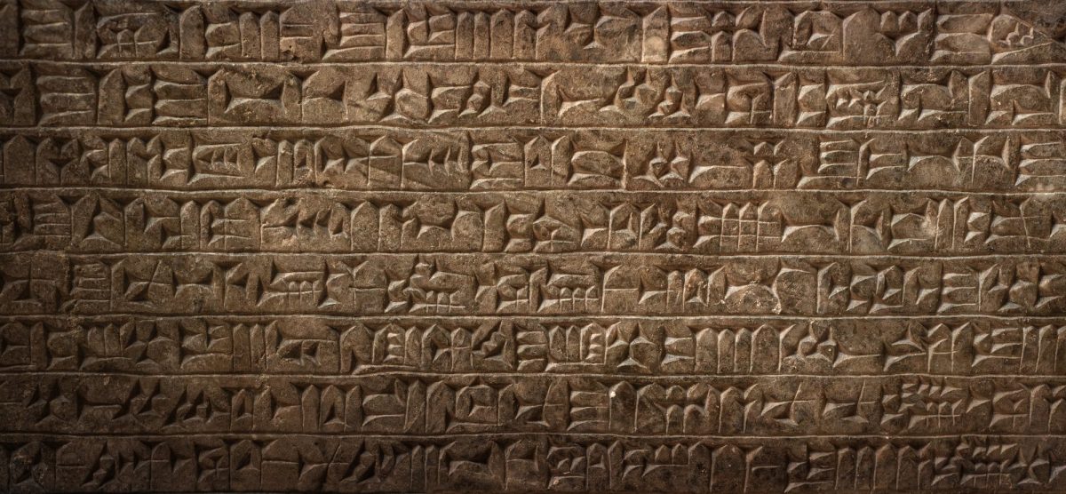 Eine Tafel mit Keilschrift.