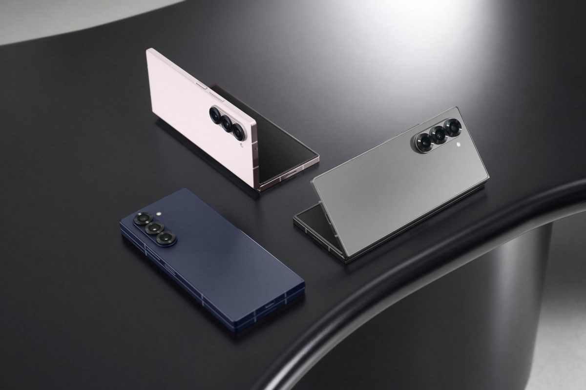 Drei Samsung Galaxy Z Fold6 GerÃ¤te liegen auf einem Tisch.