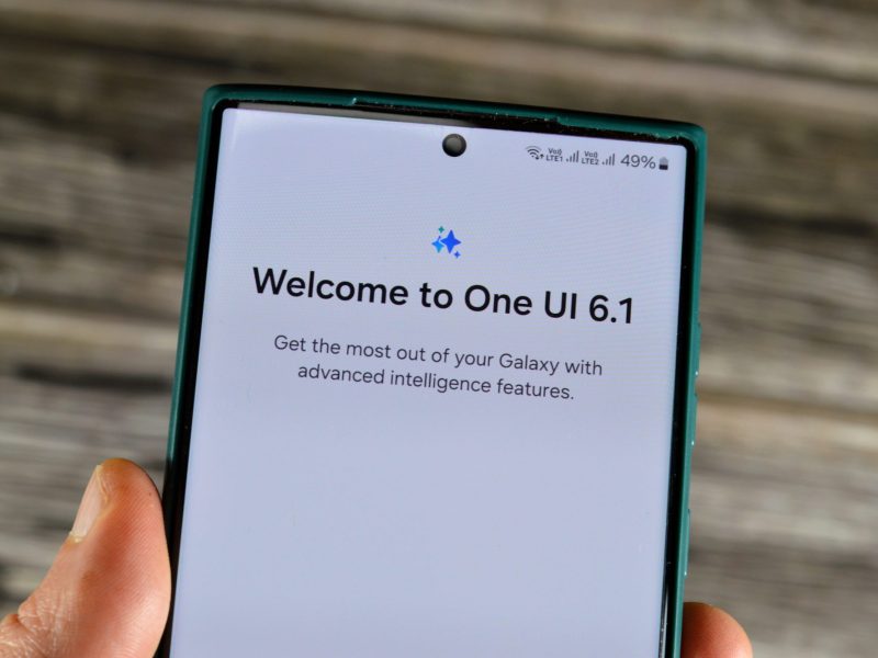 Person hält Smartphone in der Hand. Auf dem Bildschirm steht 
