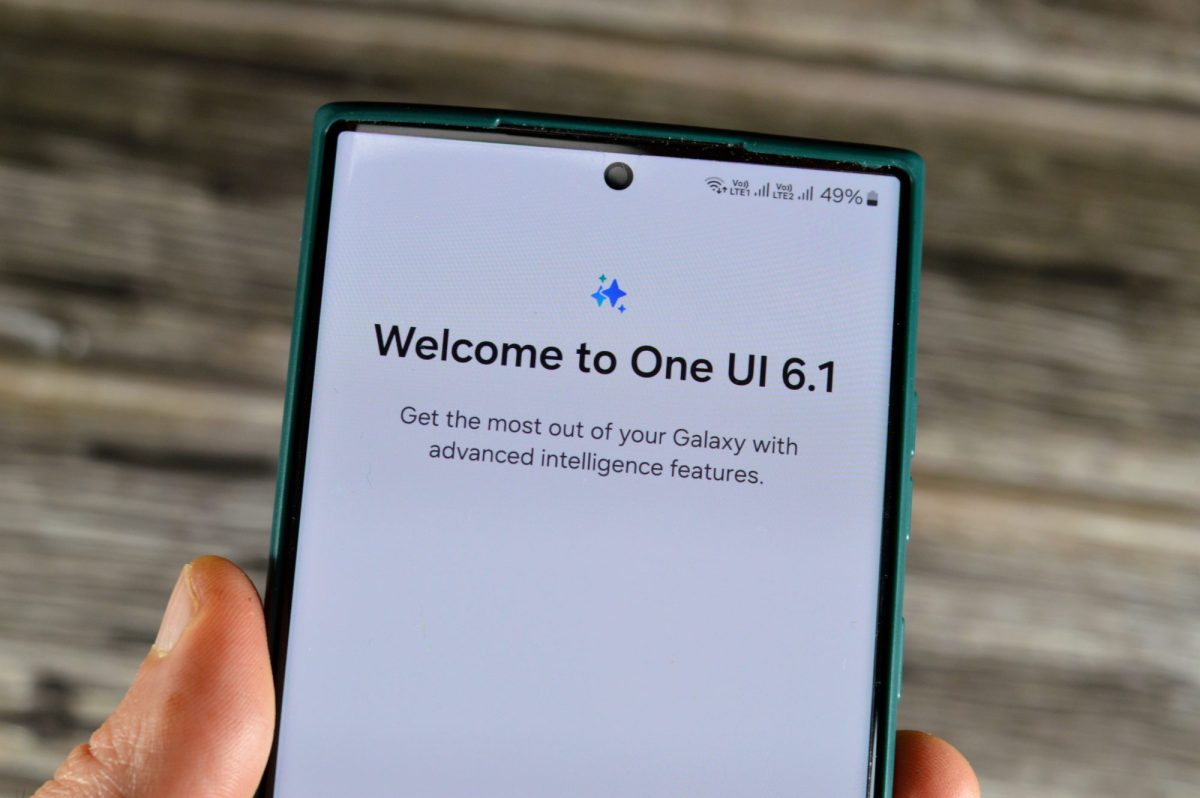 Person hält Smartphone in der Hand. Auf dem Bildschirm steht 
