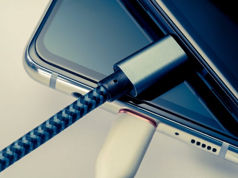 Smartphones mit Ladekabeln