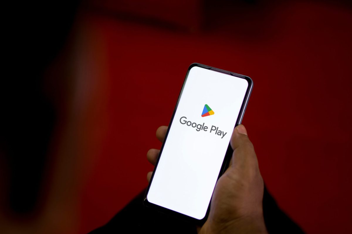 Person hÃ¤lt ein Handy in der Hand. Auf dem Display wird der Google Play Store angezeigt.