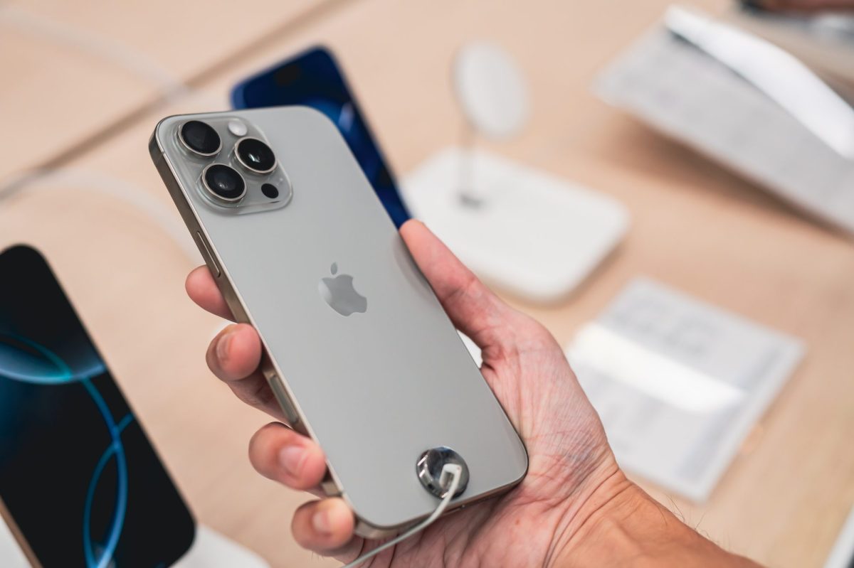 Person hÃ¤lt gesichertes iPhone 16 in der Hand.