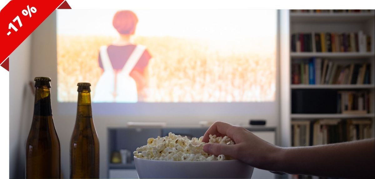 Person guckt einen Film über einen Beamer.