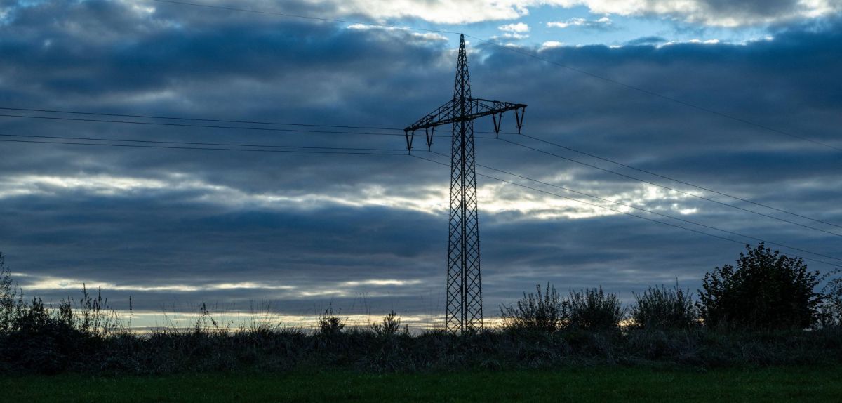 Strommast in der Abenddämmerung