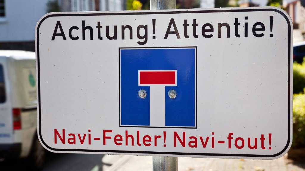 Verkehrsschild Navi lügt