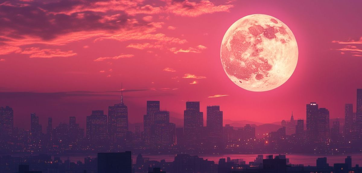 Der Mond strahlt Ã¼ber der Stadt