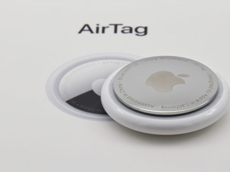Apple AirTag liegt auf weißem Untergrund