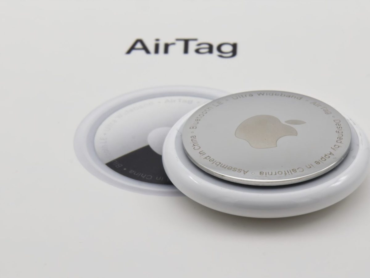 Apple AirTag liegt auf weißem Untergrund
