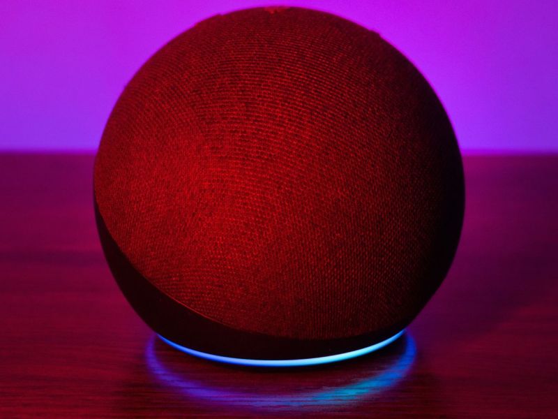 Amazon Echo in rotem Licht