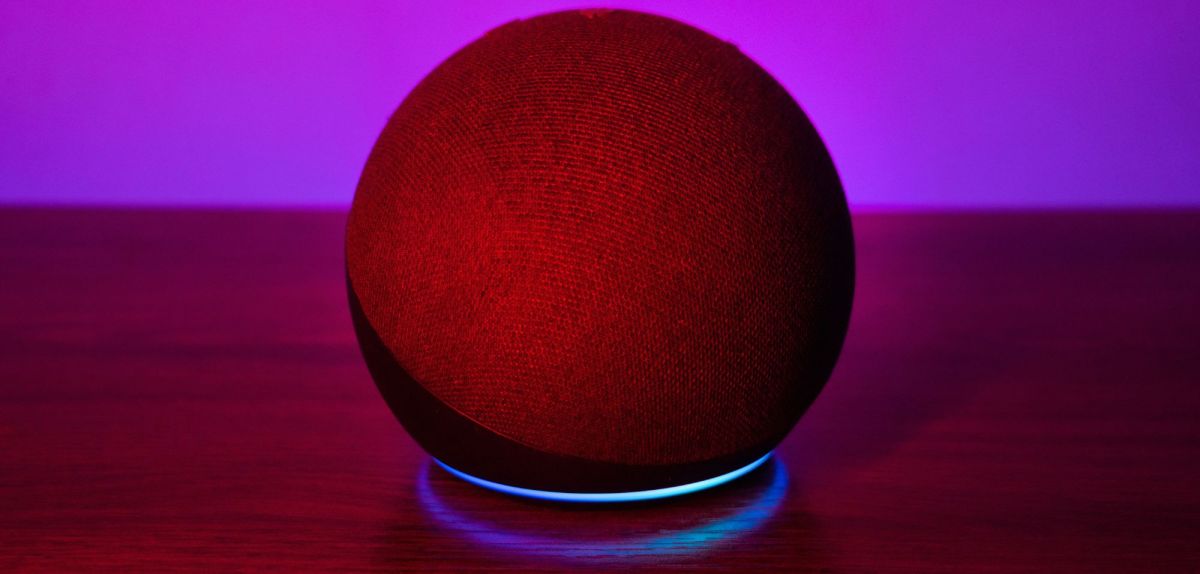 Amazon Echo in rotem Licht