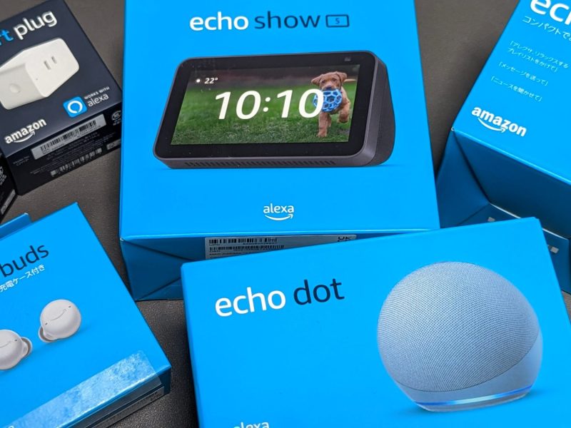 Verschiedene Amazon Echo-Produkte in Kartons