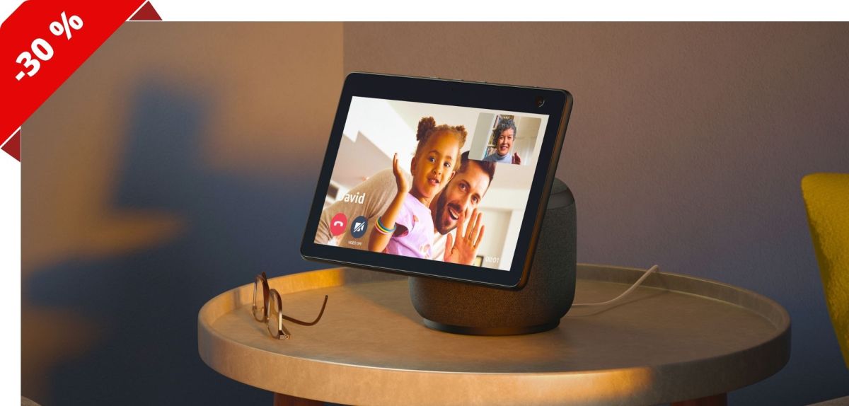 Amazon Echo Show 10 auf einem Nachttisch