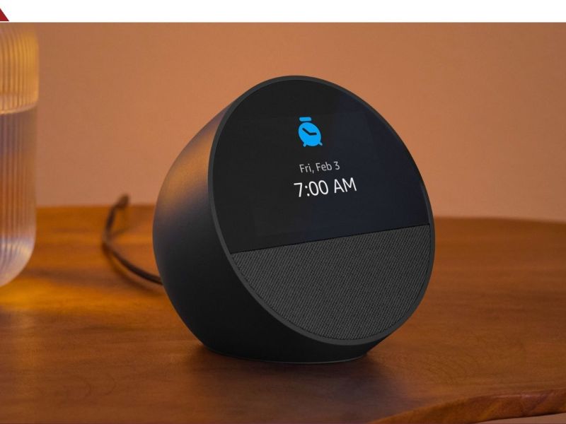 Amazon Echo Spot auf einem Nachttisch