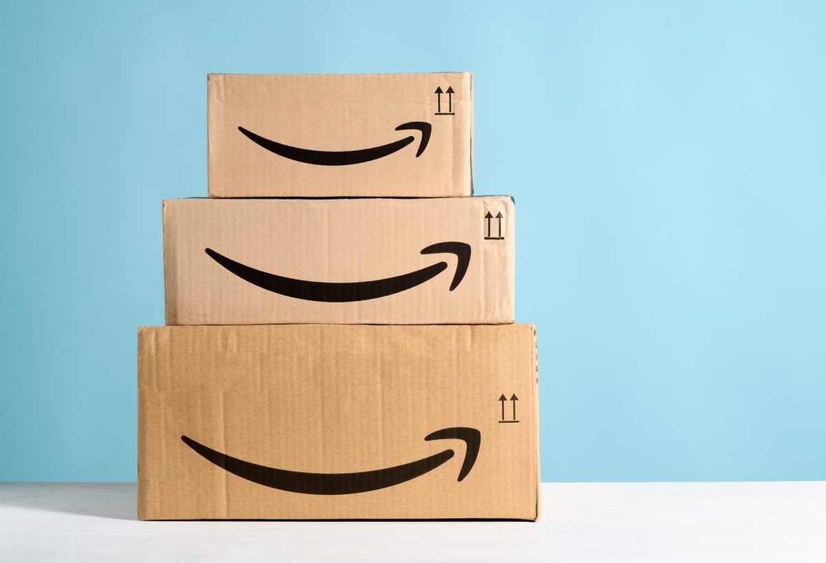 Amazon-Kartons vor einem blauem Hintergrund.