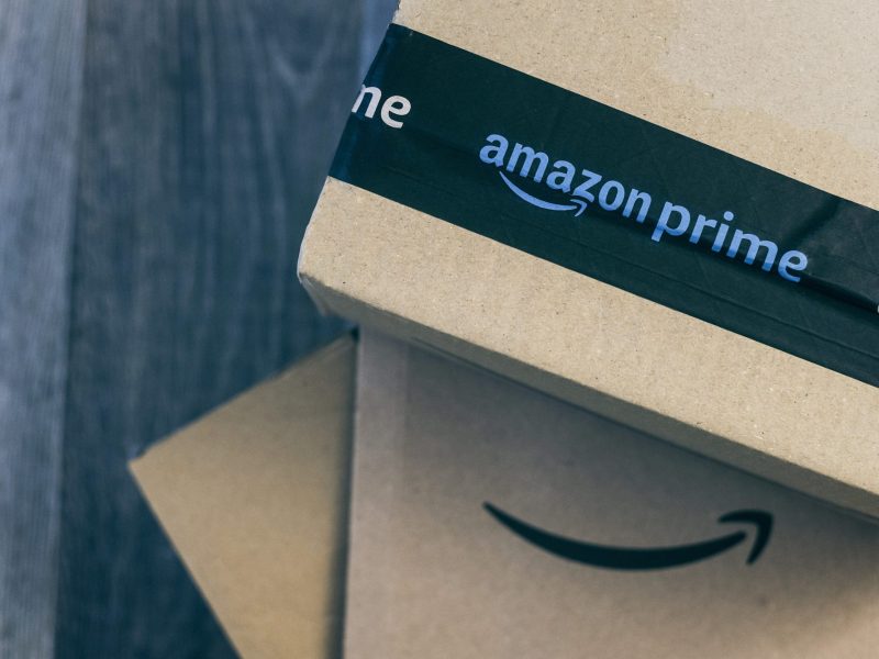 Amazon Prime-Kartons liegen aufgestapelt übereinander