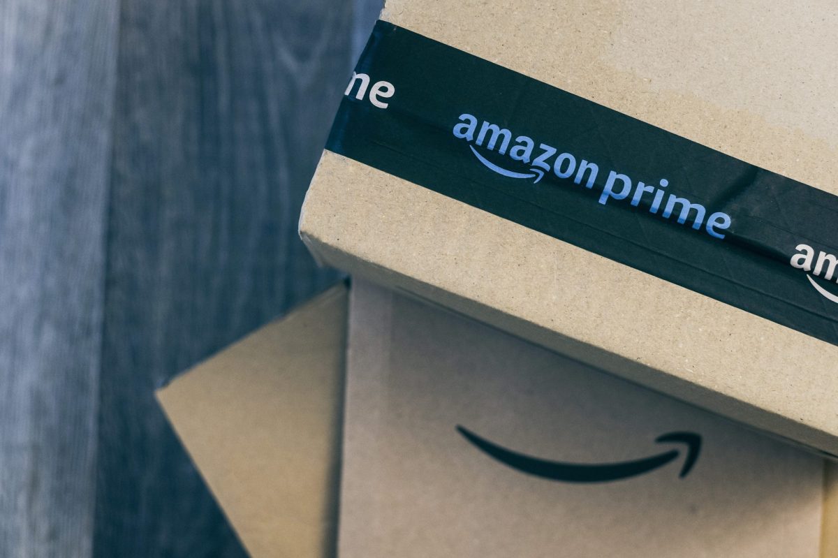 Amazon Prime-Kartons liegen aufgestapelt Ã¼bereinander