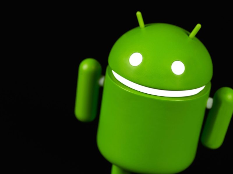 Android-Maskottchen vor schwarzem Hintergrund.