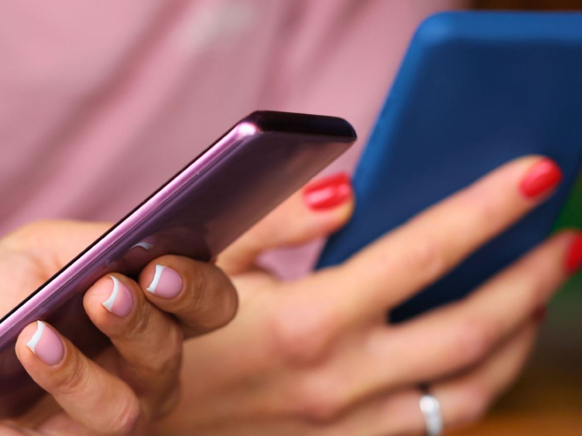 Personen mit Smartphones