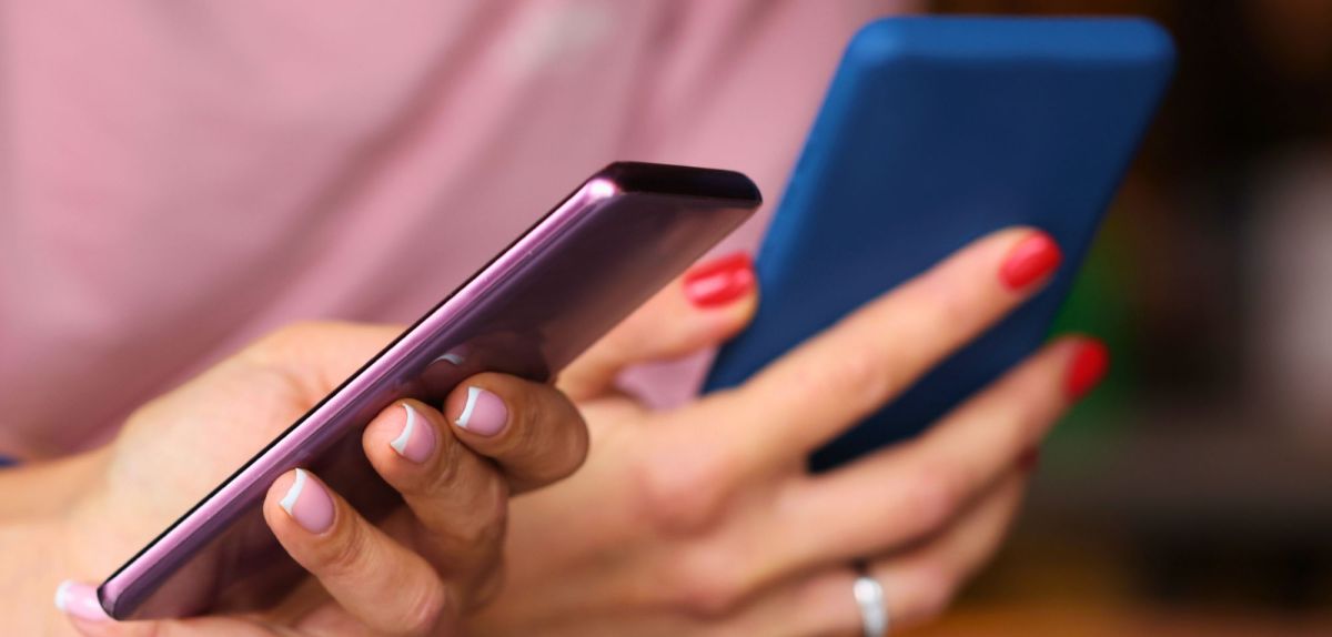 Personen mit Smartphones