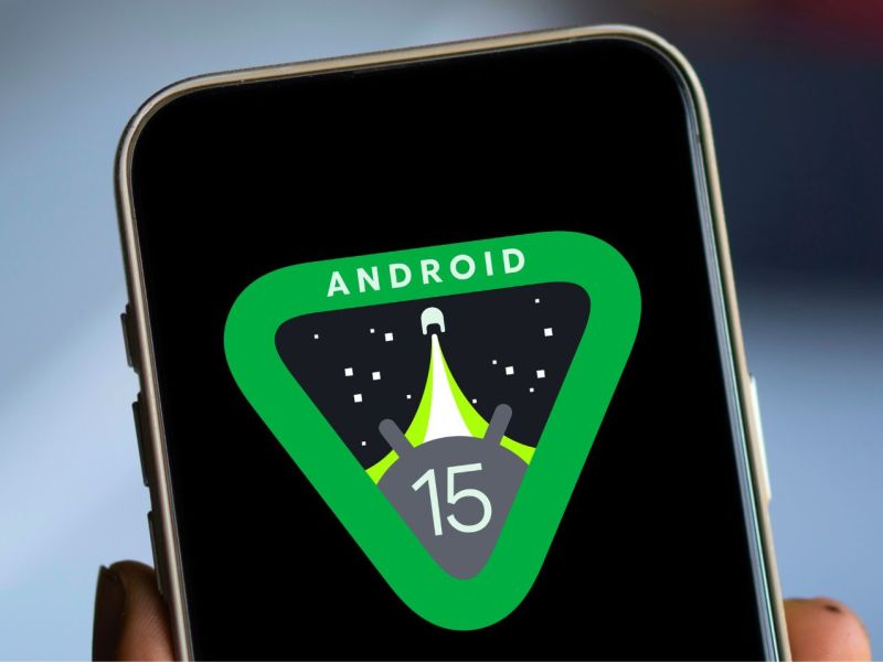 Android 15-Logo auf einem Smartphone