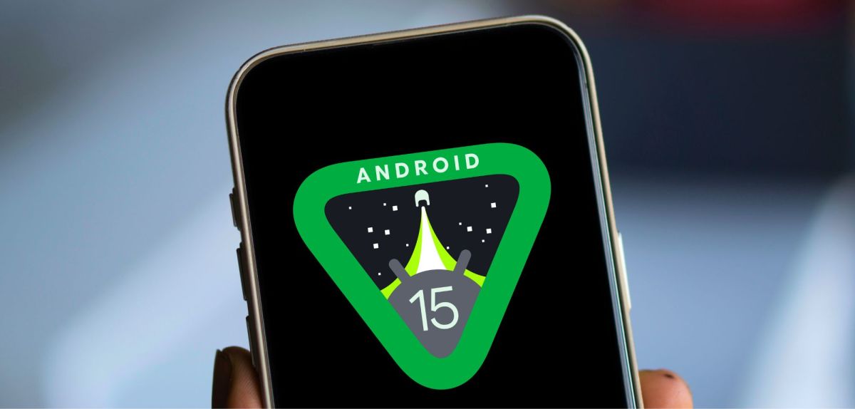 Android 15-Logo auf einem Smartphone