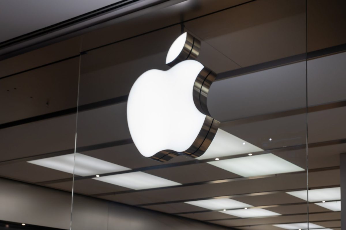 WeiÃŸes Apple-Logo an einer Glas-Fassade.