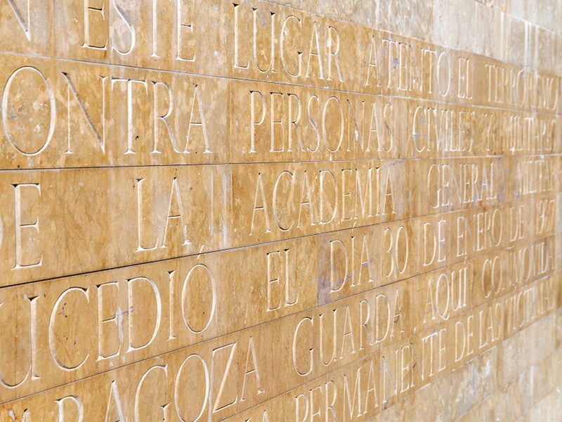 Inschrift als archäologischer Fund.