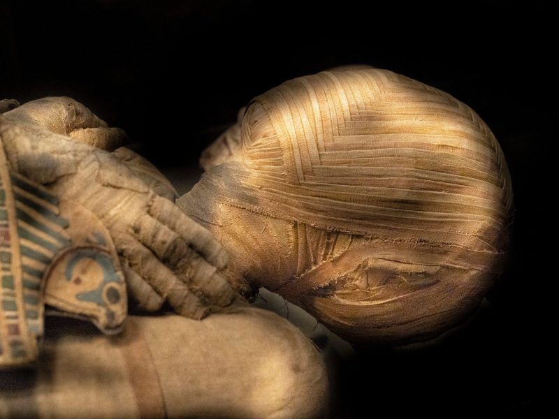 Ansicht eines archäologischen Fundes von der Seite.
