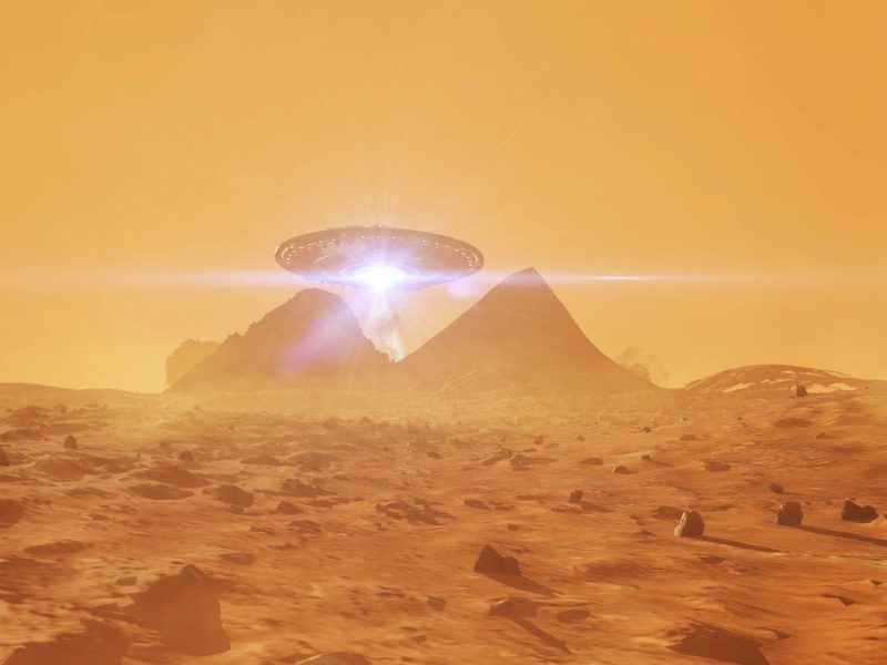 Kapsel mit außerirdischem Leben über einem Planeten.
