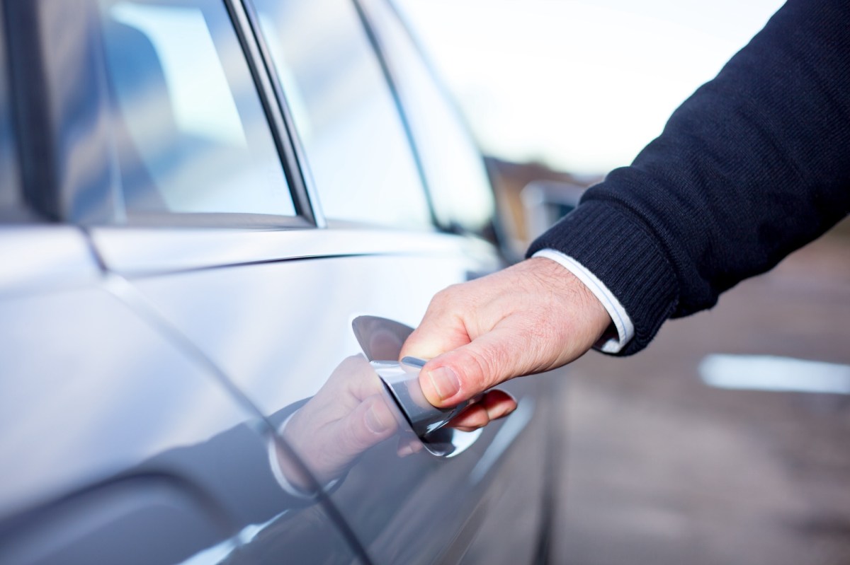 Mann Ã¶ffnet die TÃ¼r am Auto