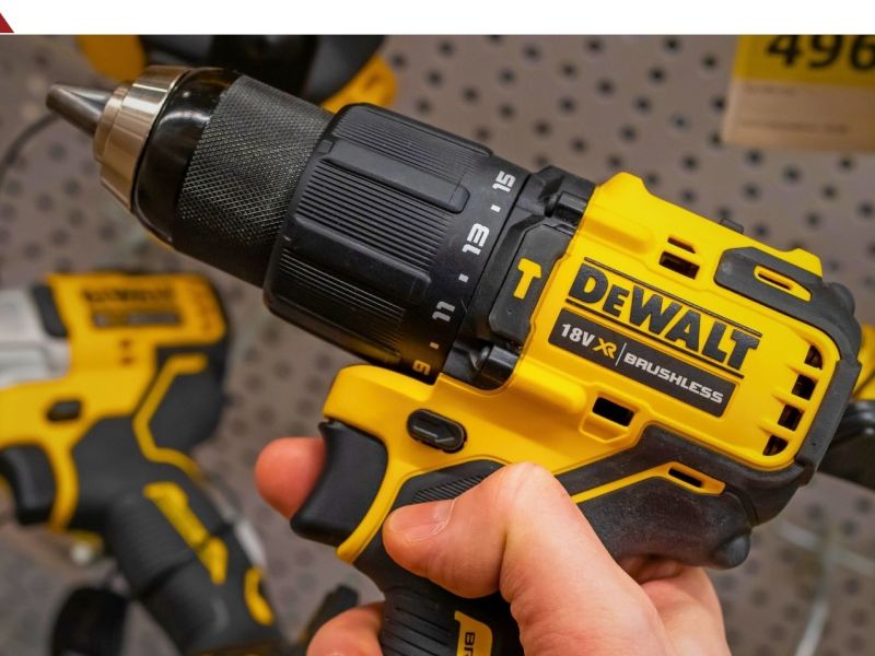 Person hält den DeWalt-Akkuschrauber DCD708D2T
