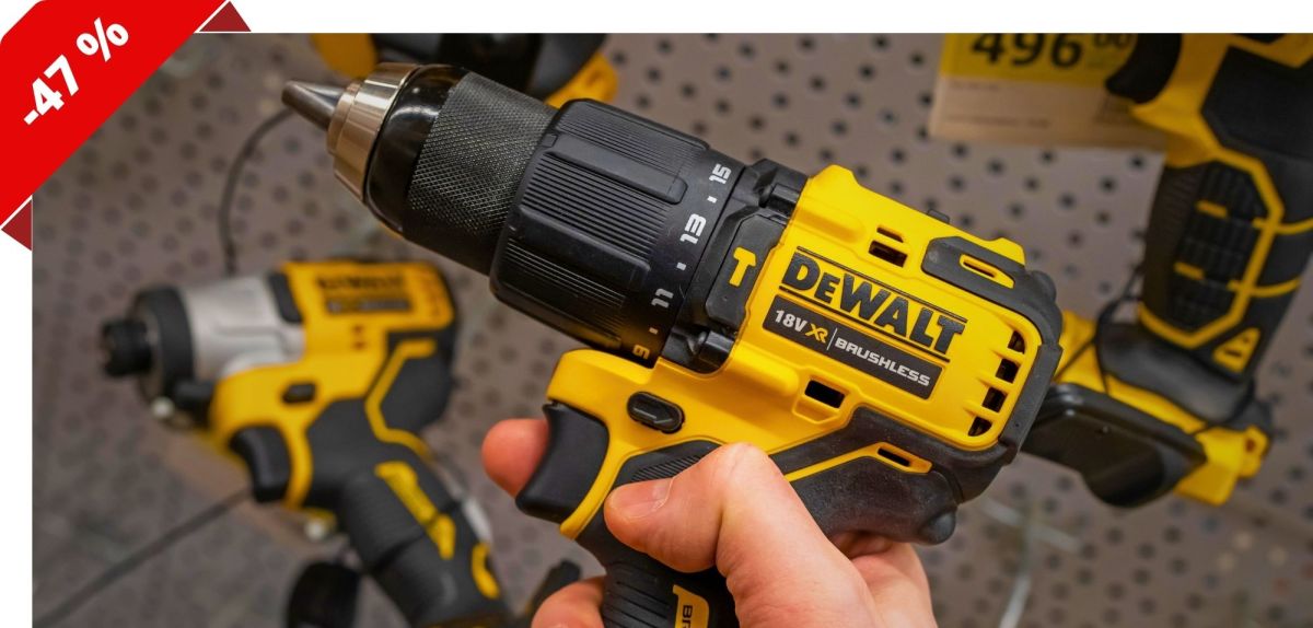 Person hält den DeWalt-Akkuschrauber DCD708D2T