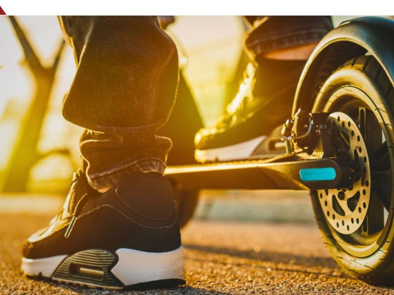 Person auf einem E-Scooter