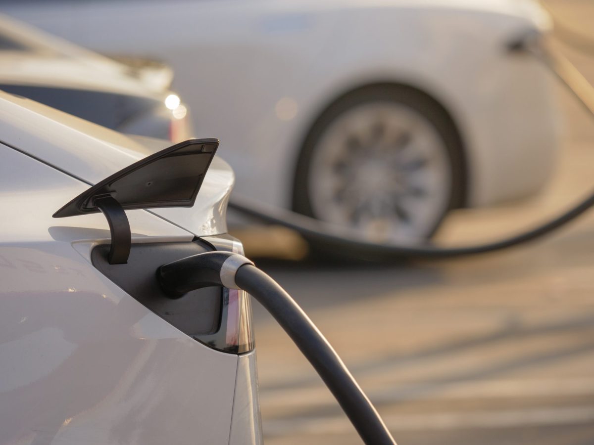 Nahaufnahme auf ein ladendes Elektroauto.