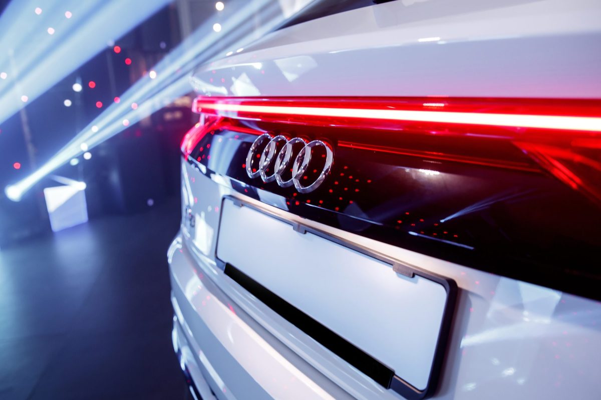 Klassisches Audi-Logo auf der RÃ¼ckseite eines Autos.