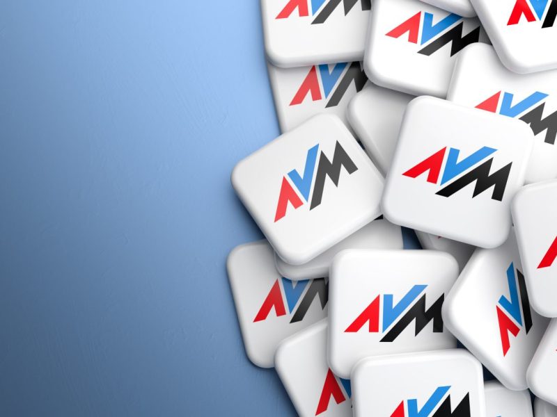 AVM-Logos auf blauem Grund.