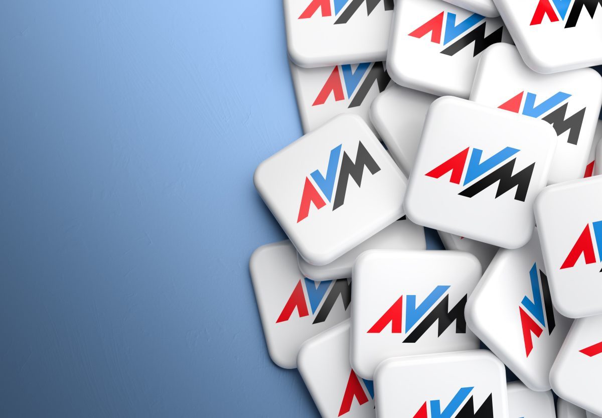 AVM-Logos auf blauem Grund.
