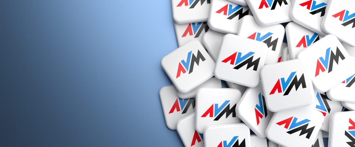 AVM-Logos auf blauem Grund.